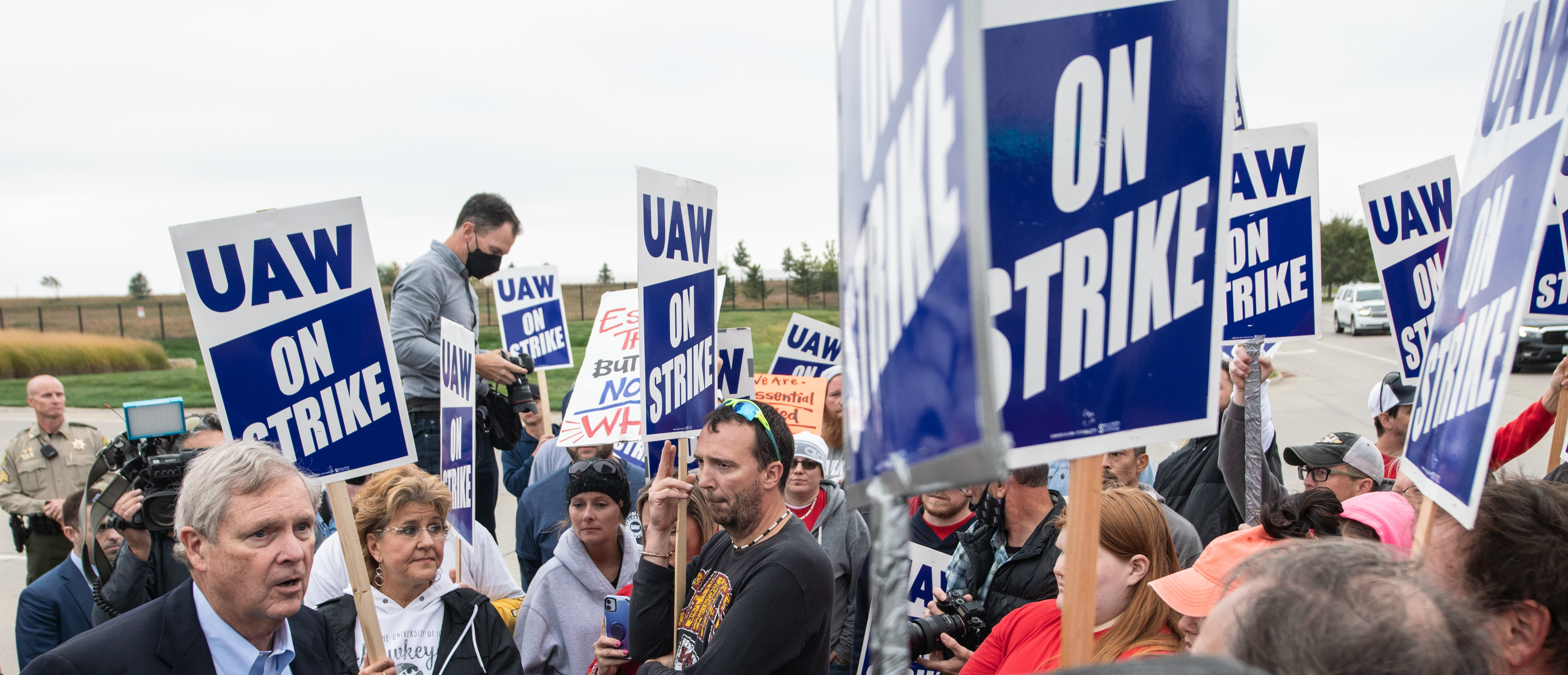 Major Auto Union That Brought The Whole Industry To A Halt Last Year Threatens To Launch Massive Strike Once Again