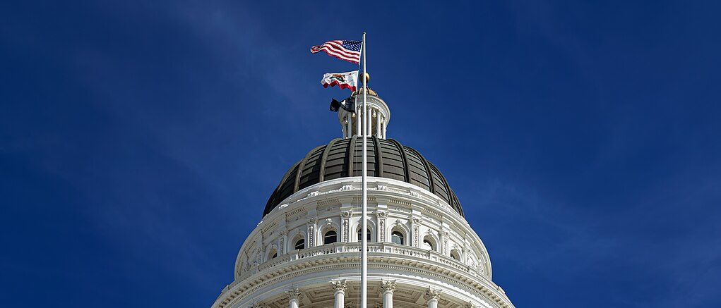 Northwest view upwards to the pediment, rotunda, and dome of the California State Capitol in Sacramento. (Wikimedia Commons)