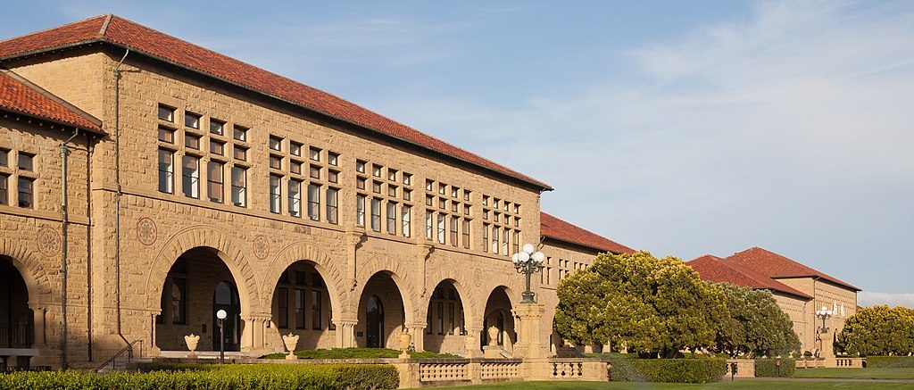 https://upload.wikimedia.org/wikipedia/commons/9/98/Stanford_University_Main_Quad_May_2011_005.jpg